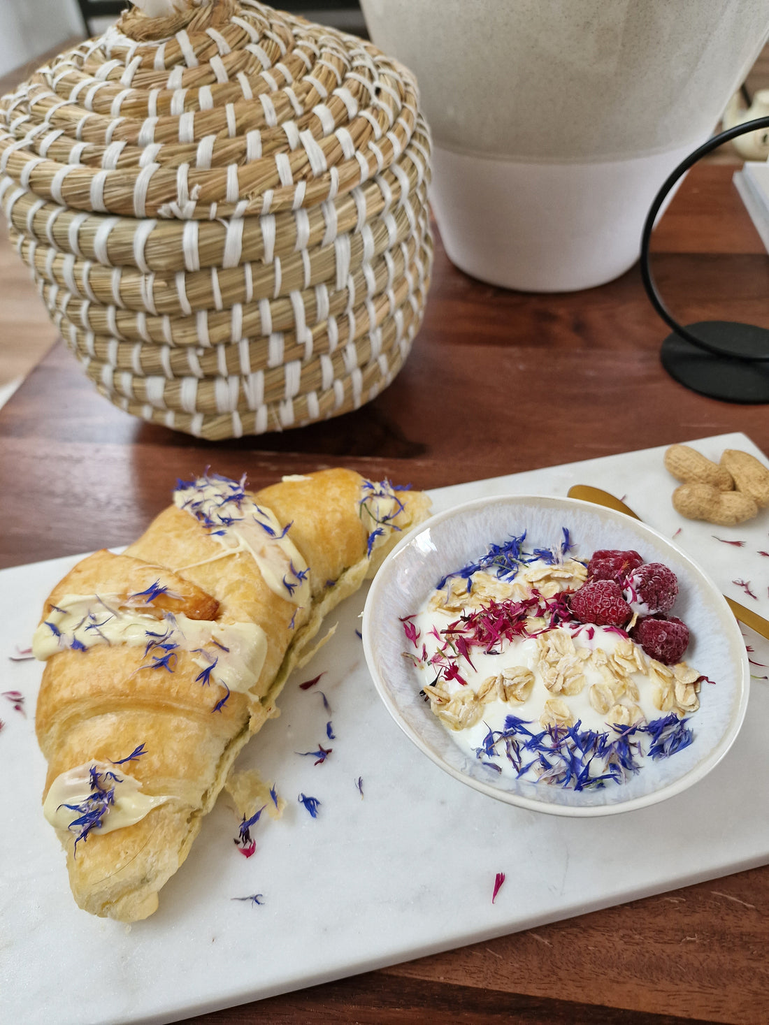 Joghurt Bowl mit essbaren Blüten - Eine köstliche und optische Freude zum Frühstück