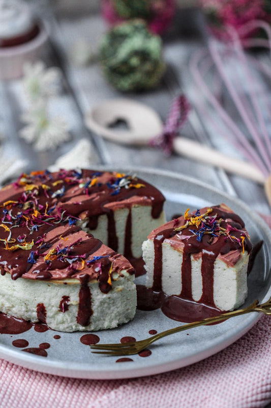 Protein Cheesecake mit Erdbeercreme, Schokosauce & Essbaren Blüten
