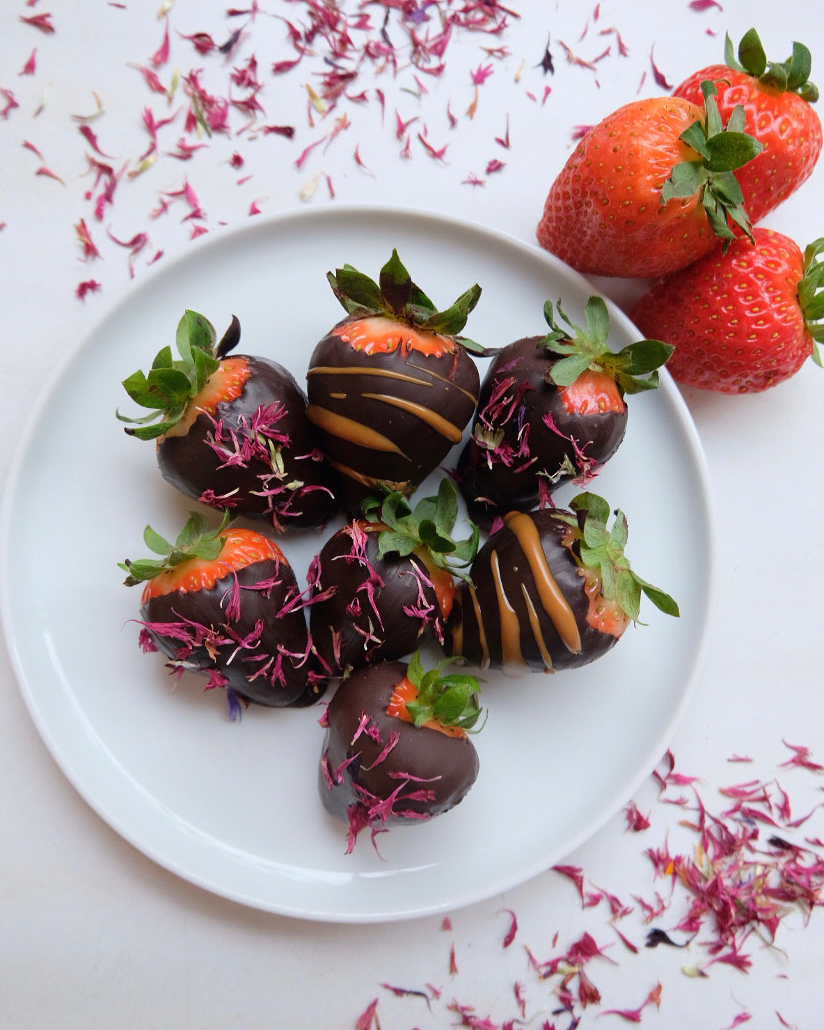 Schoko-Erdbeeren mit essbaren Blüten