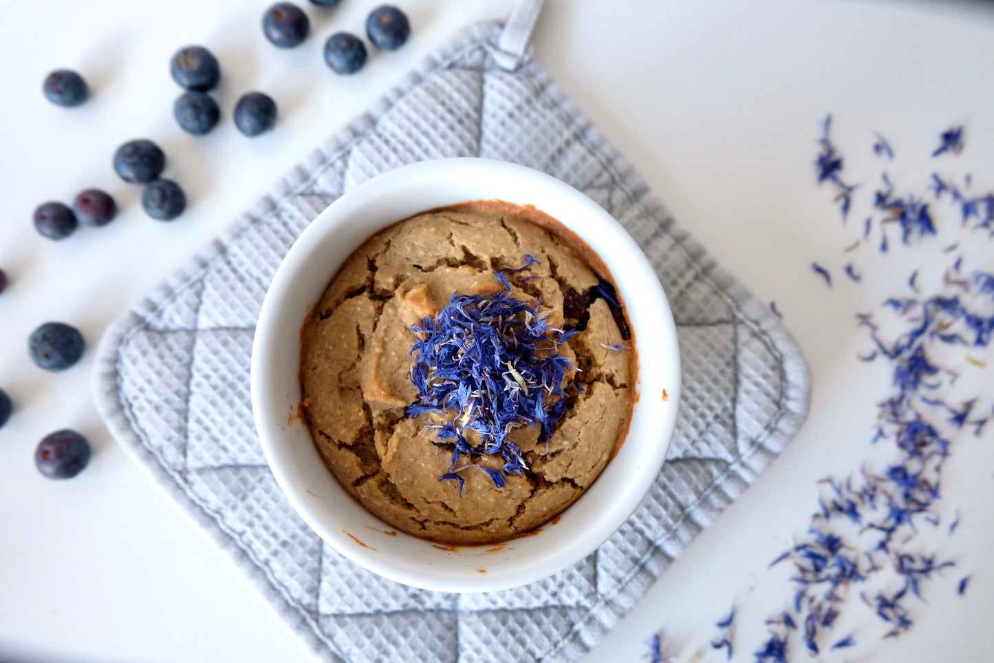 Tassenkuchen mit blauen Kornblumen